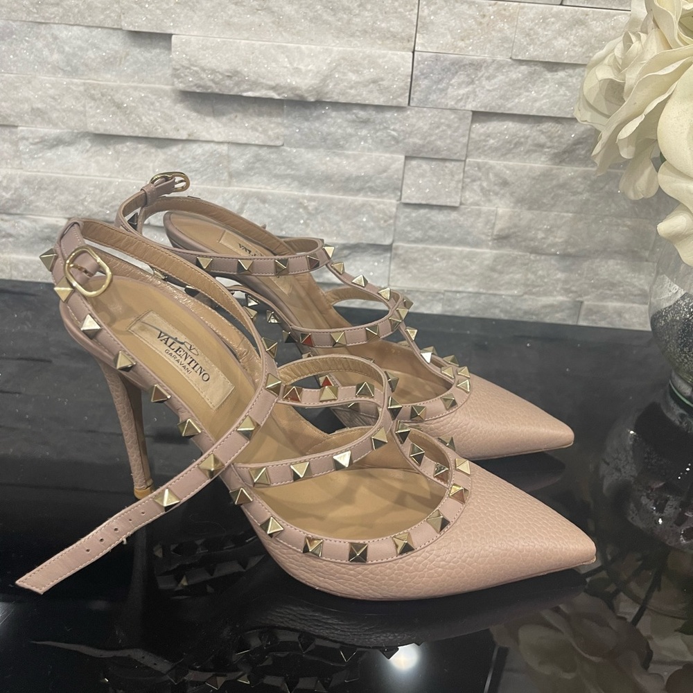 100% Authentic Valentino Garavani Leather Rockstud Pump Sandals